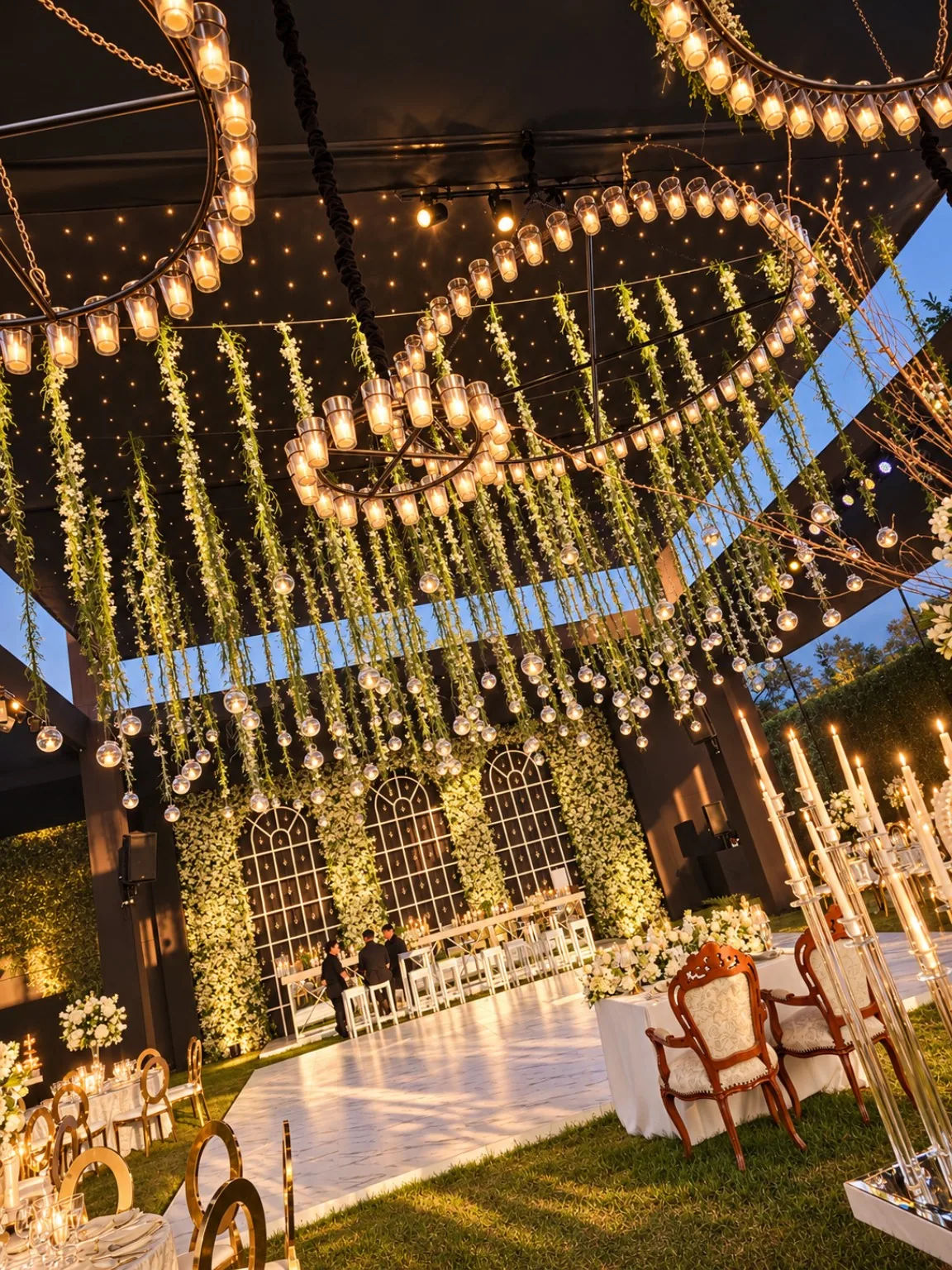 Montaje de boda con lianas verdes en el techo de la recepción